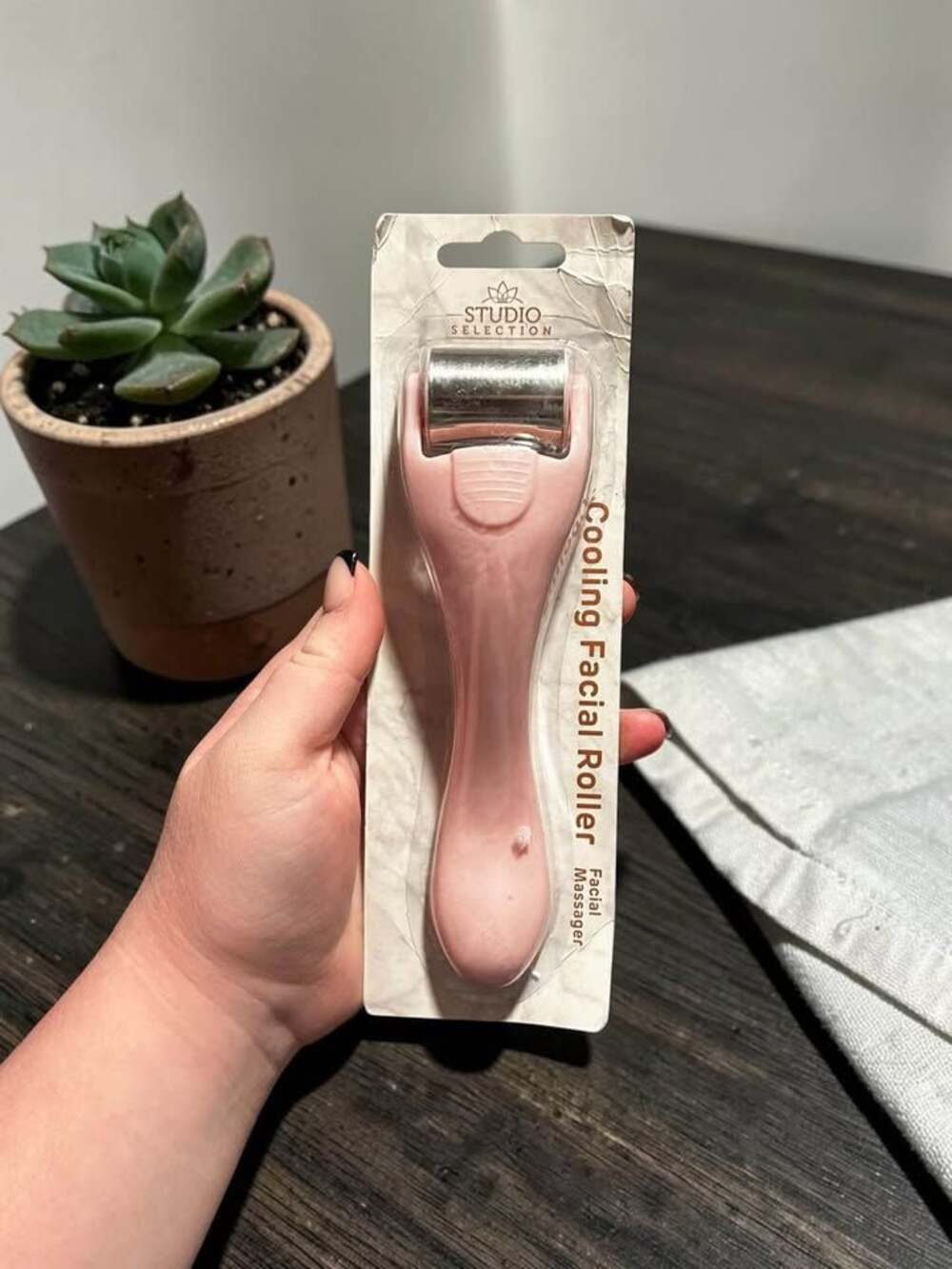 Cooling facial roller/facial massager